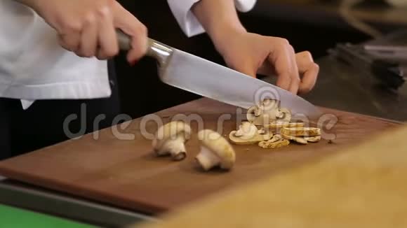 刀切蘑菇视频的预览图