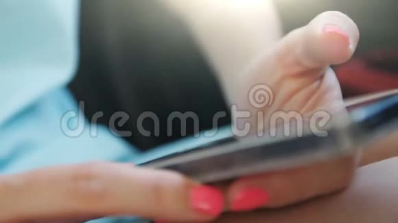 一个美甲女孩在手机里写短信特写视频的预览图