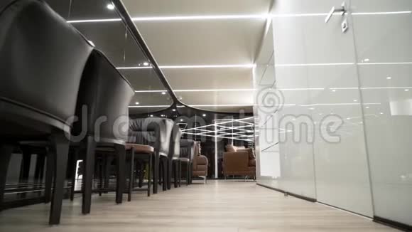豪华餐厅提供商务桌椅行动现代豪华餐厅的底部景观视频的预览图