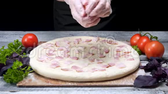 在披萨上煮香肠框架比萨饼店的厨师戴着手套把肉层放在比萨饼上周围是配料视频的预览图