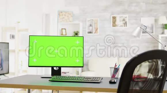 明亮明亮明亮的客厅有绿色屏幕电脑视频的预览图