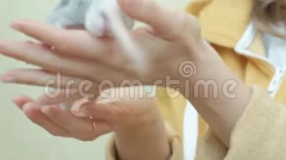 年轻女子抱着一只老鼠爱她玩她一只啮齿动物一只宠物视频的预览图