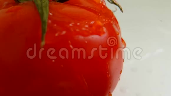 番茄成熟维生素原纯净水浇维生素慢镜头拍摄湿刺视频的预览图