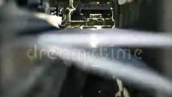 在工厂的现代织布机上制作工艺织物视频的预览图