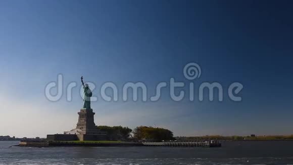 从哈德逊河的渡船上看到的自由女神像新的象征视频的预览图