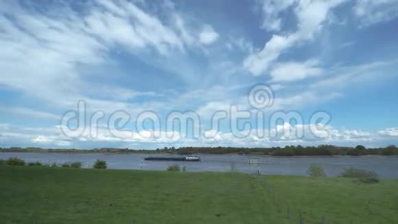 莱茵河上空乌云密布视频的预览图