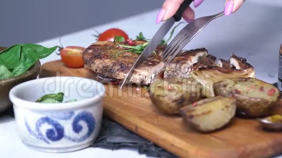 慢镜头拍摄一个女人用刀叉切了一片肉馅卷旁边是油炸的视频的预览图