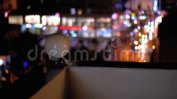 夜晚城市模糊的灯光下从屋顶上看到的景色视频的预览图