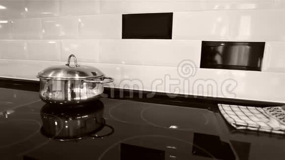 厨房橱柜全景视频的预览图