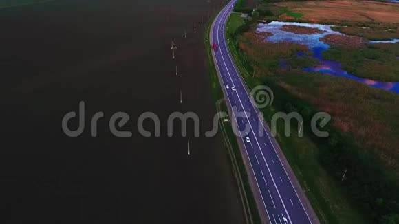 维斯普斯高速公路高速公路上的汽车运动红色卡车在移动俄罗斯沥青路克拉斯诺达尔空中景观视频的预览图