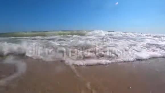 在阳光明媚的夏日海浪覆盖在美丽的沙滩上的摄像机视频的预览图