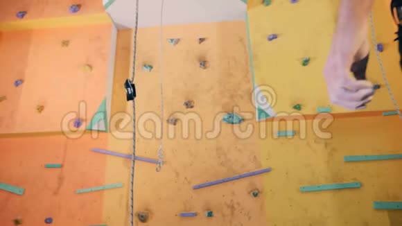 雄性登山者站在攀岩墙附近靠近视频的预览图