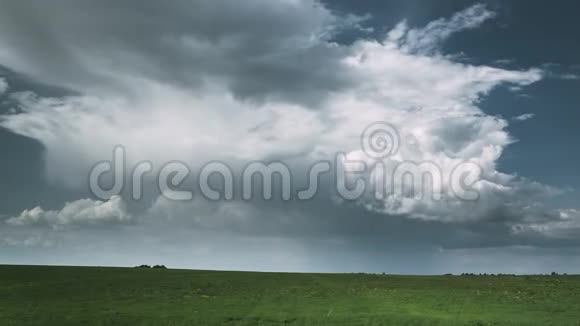 雨前的天空雨云在乡村景观草地之上的地平线上农业和天气视频的预览图