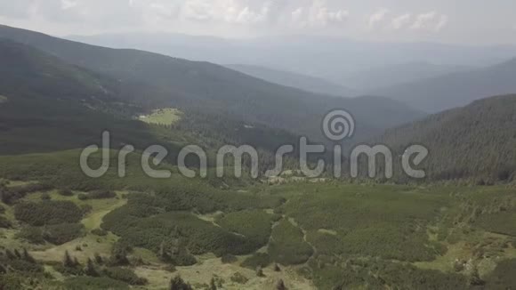 从空中俯瞰群山中的石头近距离视频的预览图