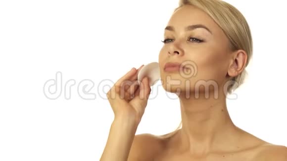 打扮得体的女人正在用棉垫擦脸视频的预览图