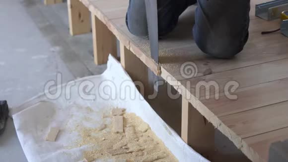 建筑工程一个人锯木地板视频的预览图