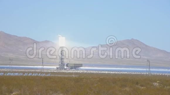 Ivanpah太阳能发电系统的太阳能塔视频的预览图