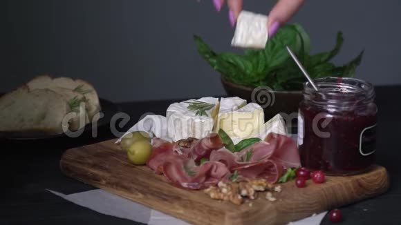 木制木板上的美味小吃和酱汁视频的预览图