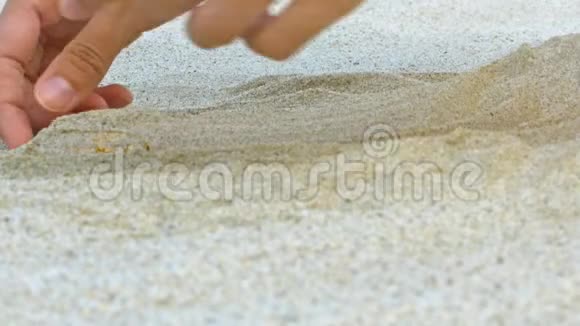 女孩的双手挖出沙滩上的金币视频的预览图