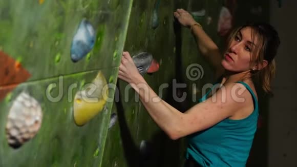 一名女子攀岩者接受训练以克服攀岩者在墙上的障碍专业救援人员视频的预览图