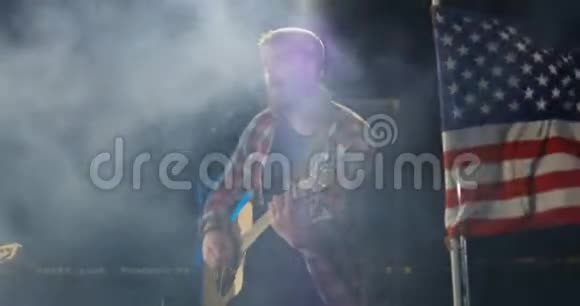 穿着格子衬衫唱歌弹吉他的男歌手视频的预览图