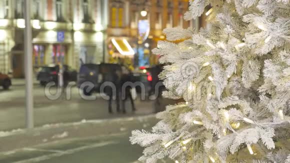 乌拉申纳亚圣诞树特写在背景下人们正走着喜庆的气氛视频的预览图