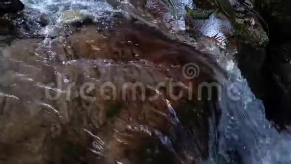 尼泊尔山河透明水视频的预览图