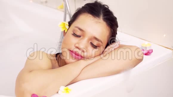 一位美女在浴缸里对着镜头微笑视频的预览图