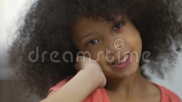 可爱的非裔美国儿童为相机和微笑特写幸福视频的预览图