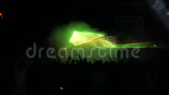 夜舞派对与闪烁的迪斯科激光灯显示露天音乐晚会舞台上的视觉效果视频的预览图