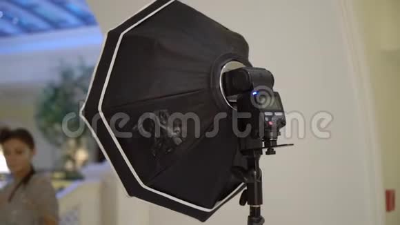 带有软盒的手电筒室内专业拍照摄影师用数码相机拍照视频的预览图