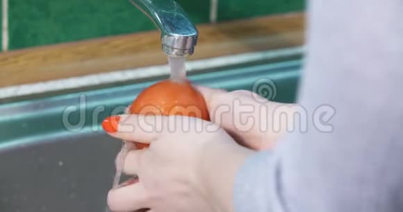 女人手洗新鲜蔬菜洗番茄视频的预览图
