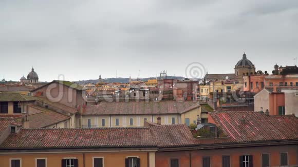 罗马房屋屋顶上乌云密布的天空视频的预览图