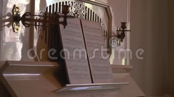 古董豪华白色钢琴与音符视频的预览图