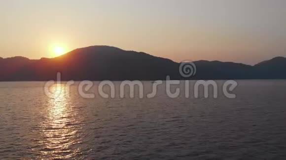 游艇一艘漂亮的白色游艇正在沿海航行粉色日落视频的预览图