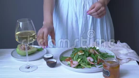 女人撒盐配上虾子和西红柿慢动作视频的预览图