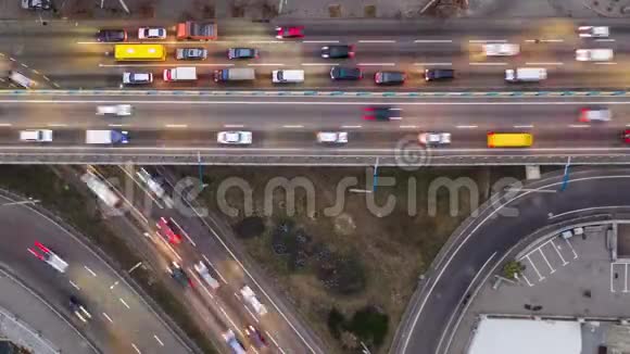 不断上升的无人机镜头展现了城市高速公路桥梁交通和基础设施的壮观发展视频的预览图