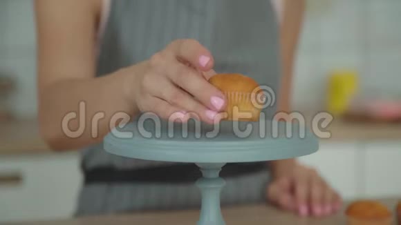 糖果师把松饼放在糖果摊上视频的预览图