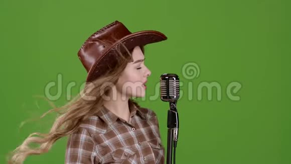 女孩唱成复古乡村音乐麦克风绿色屏幕侧视图视频的预览图