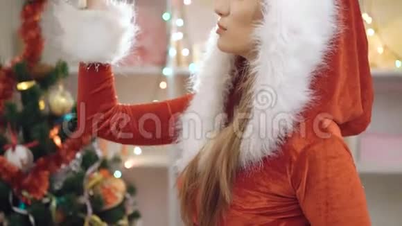 穿着雪少女西装拿着4K圣诞玩具的女性形象视频的预览图