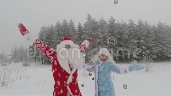 圣诞老人和雪少女快乐的孙女在森林里快乐地跳舞加速视频视频的预览图