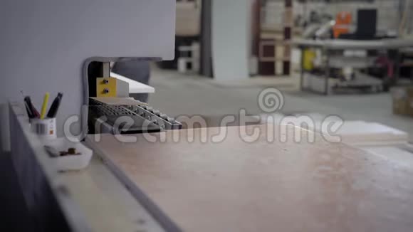 带有面板和仪器切割机器的工厂工作室视频的预览图