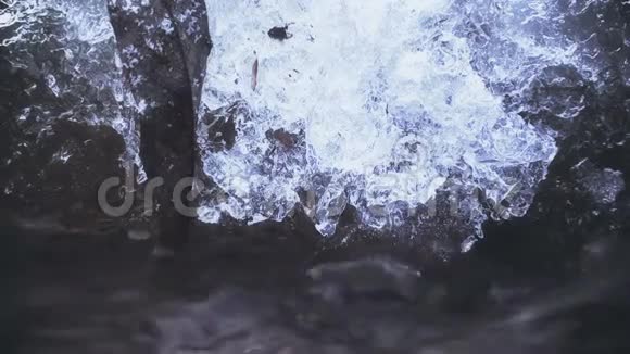泉水流和融化的冰视频的预览图
