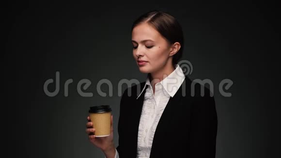 漂亮的黑发女人带咖啡的女人视频的预览图
