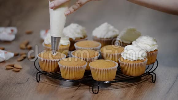 纸杯蛋糕装饰奶油糖果师装饰奶油蛋糕视频的预览图