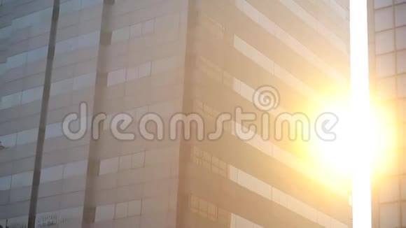 摩天大楼玻璃正面带有太阳光视频的预览图
