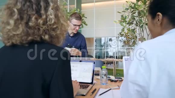 年轻的程序员在办公室里用新鲜咖啡对待女同事4K视频的预览图