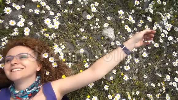 大自然雏菊花中的年轻女子视频的预览图