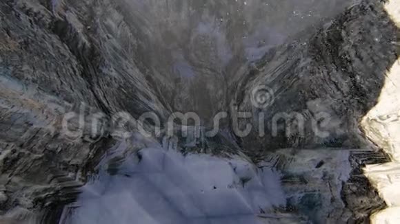 在雾蒙蒙的天气条件下飞越岩石山脉视频的预览图