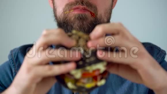 男人吃多汁的汉堡包视频的预览图